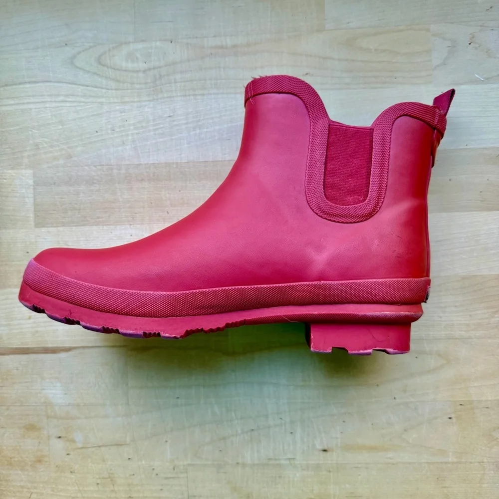 Chooka Size 8 Red Waterproof Short Chelsea Rain Boots Matte Festival